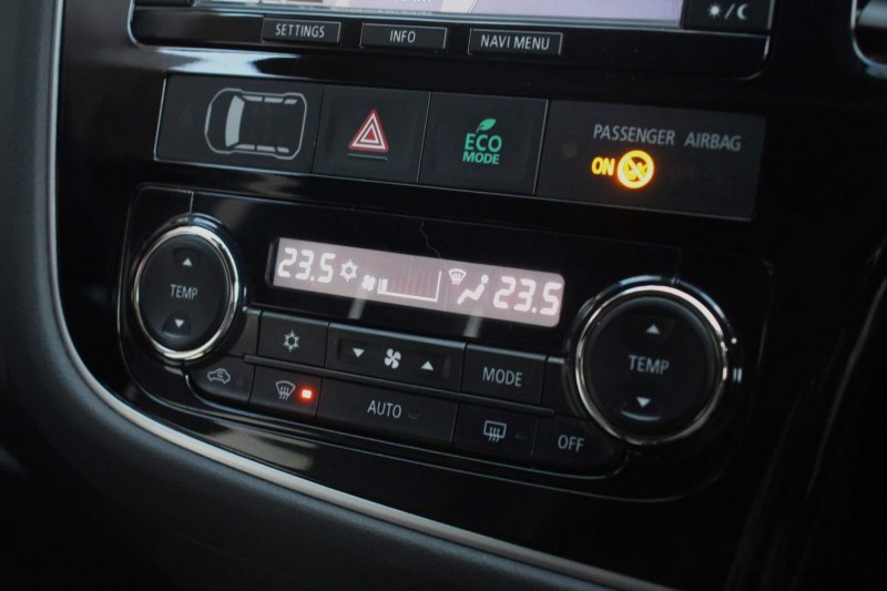 MITSUBISHI OUTLANDER