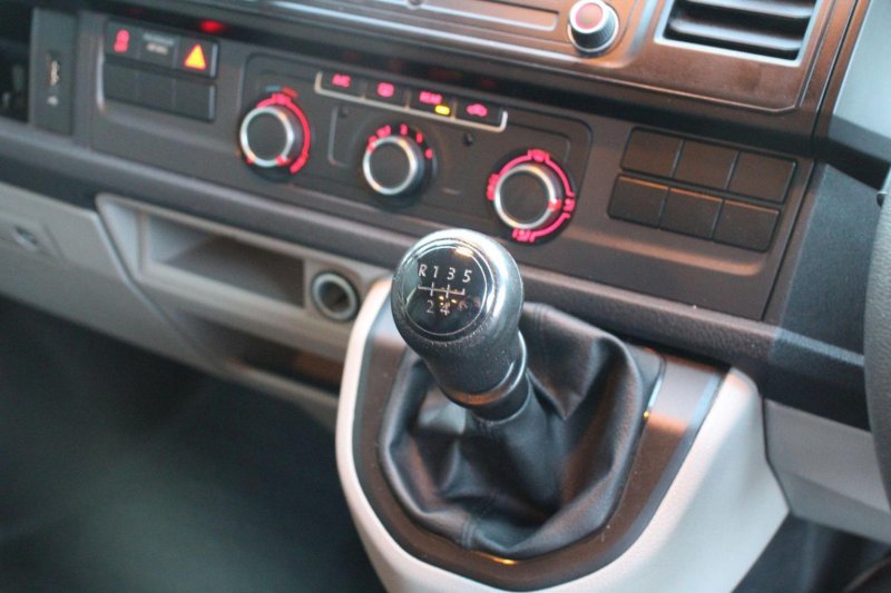 VOLKSWAGEN TRANSPORTER SHUTTLE