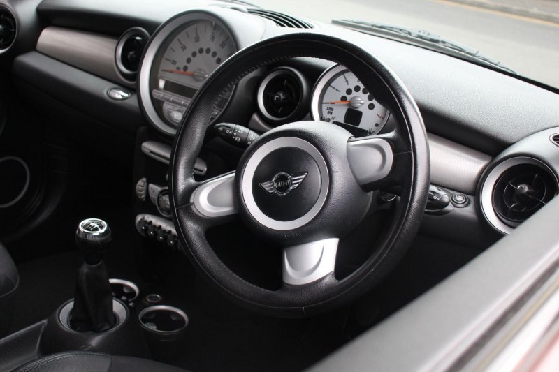 MINI HATCH