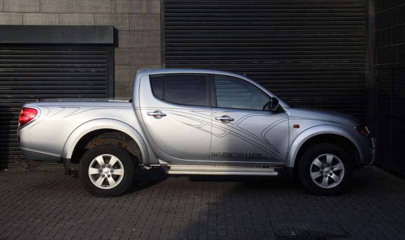 MITSUBISHI L200