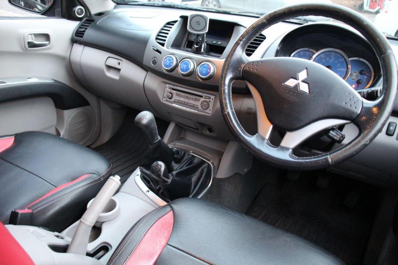 MITSUBISHI L200